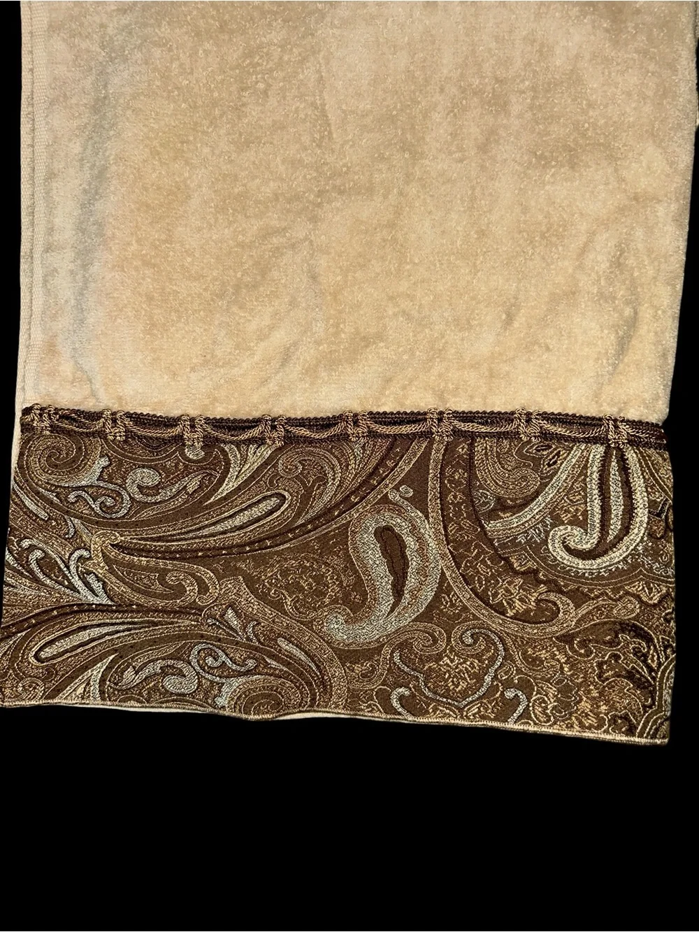 Avanti Cream Bath Towel Set of 2 with Jacquard Blue Brown Gold Paisley Border